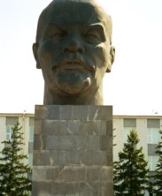 Die Leninbüste auf dem zentralen Platz