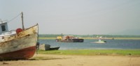 Ein Motorboot zieht heute die Fähre über den Fluss