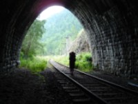 Durch dunkle Tunnels entlang der alten Transsib-Strecke